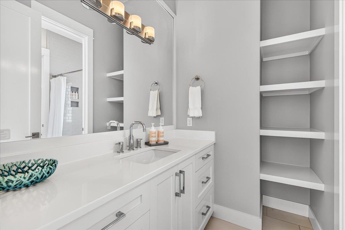 Twin Bathroom, 2nd Floor