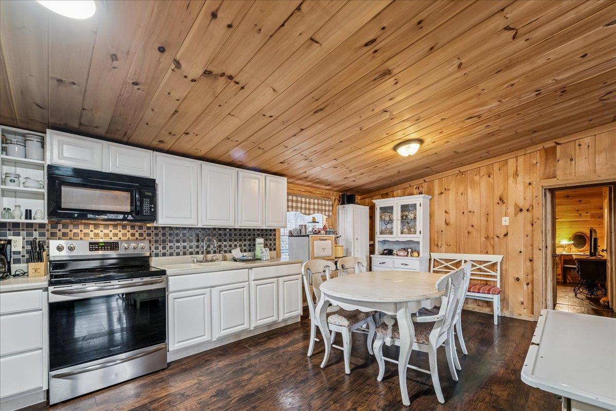 26Dining Room