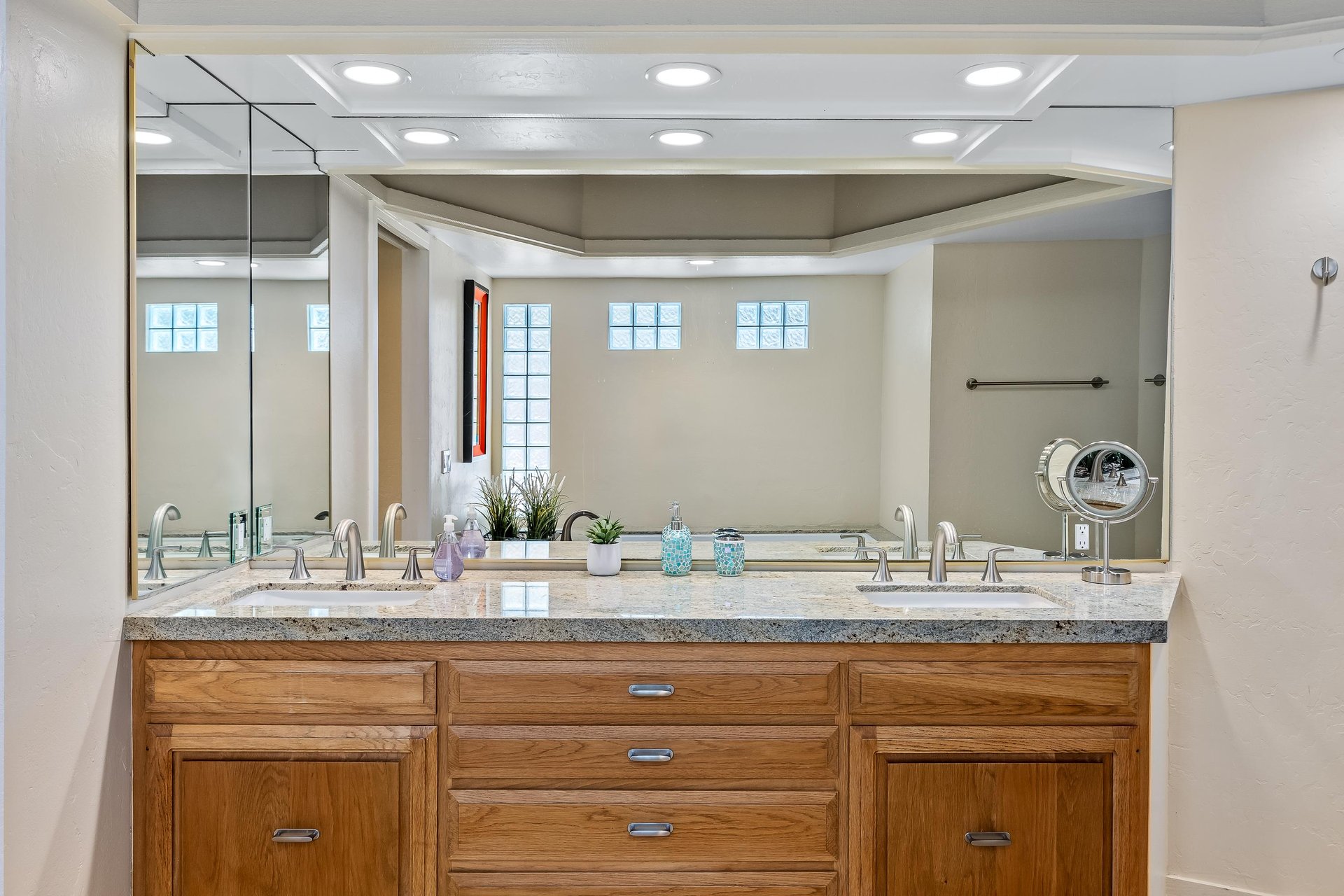 Dual sink bathroom vanity