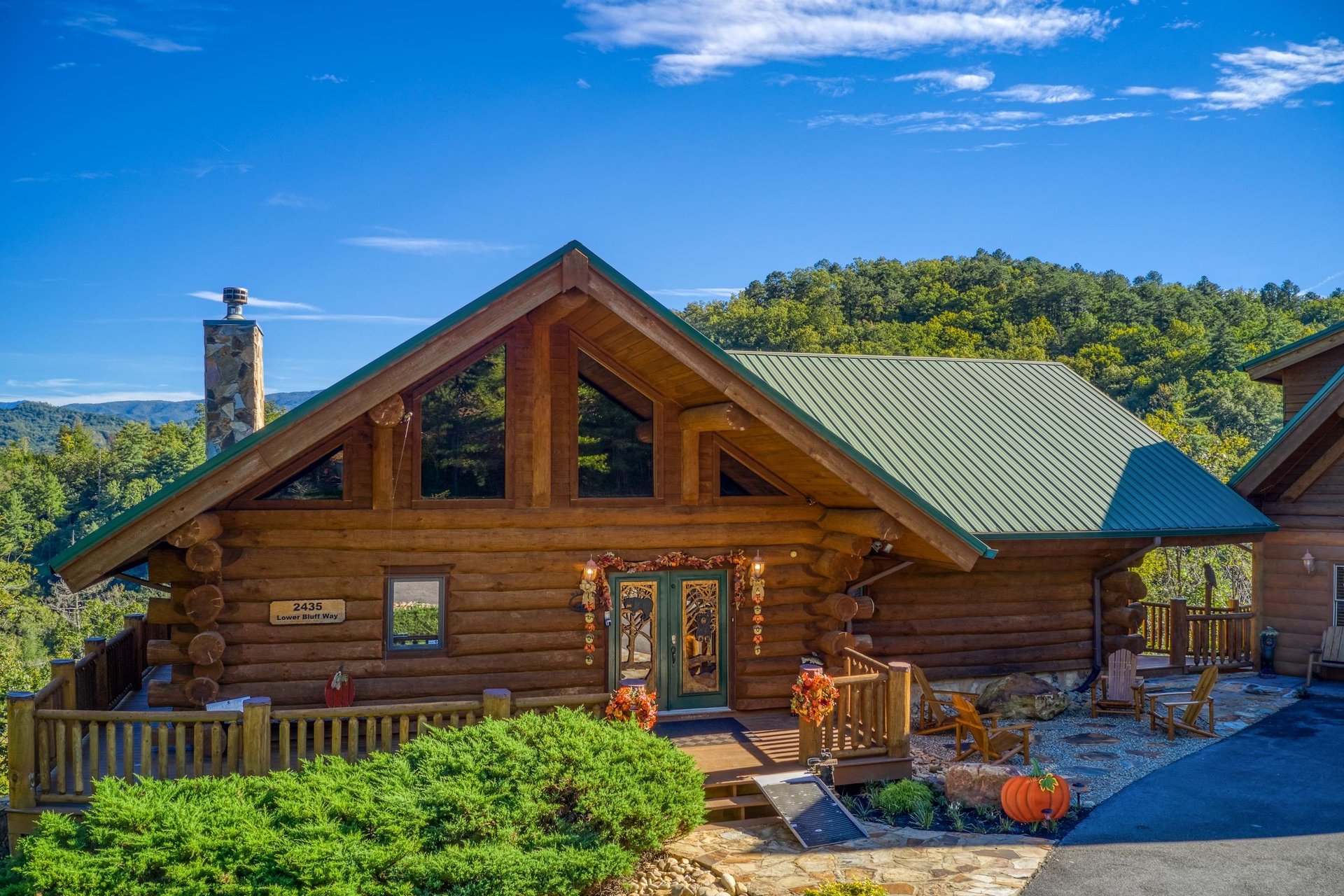 Looking at the entryway from the driveway at Great View Lodge, a 5bedroom cabin rental located in Pigeon Forge
