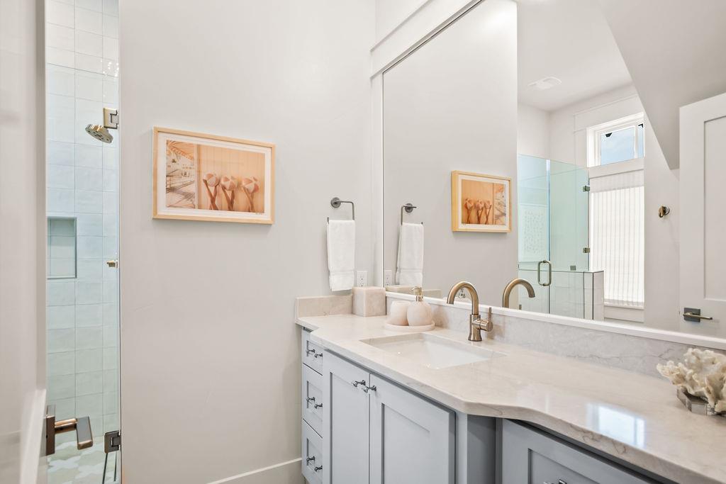 Queen Bathroom, 3rd Floor