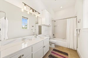 2nd Floor, Shared Bathroom