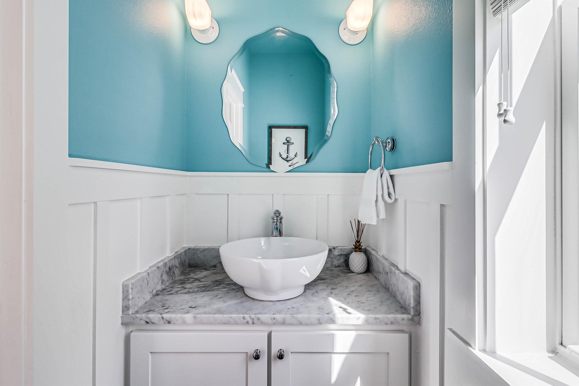 Powder Room, 1st Floor