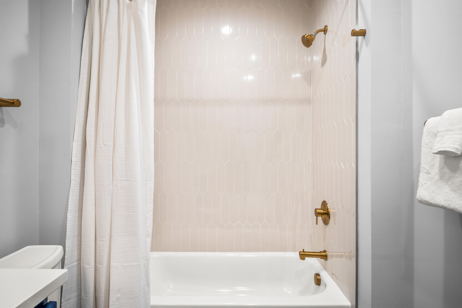 Bunk Room Bathroom, 2nd Floor