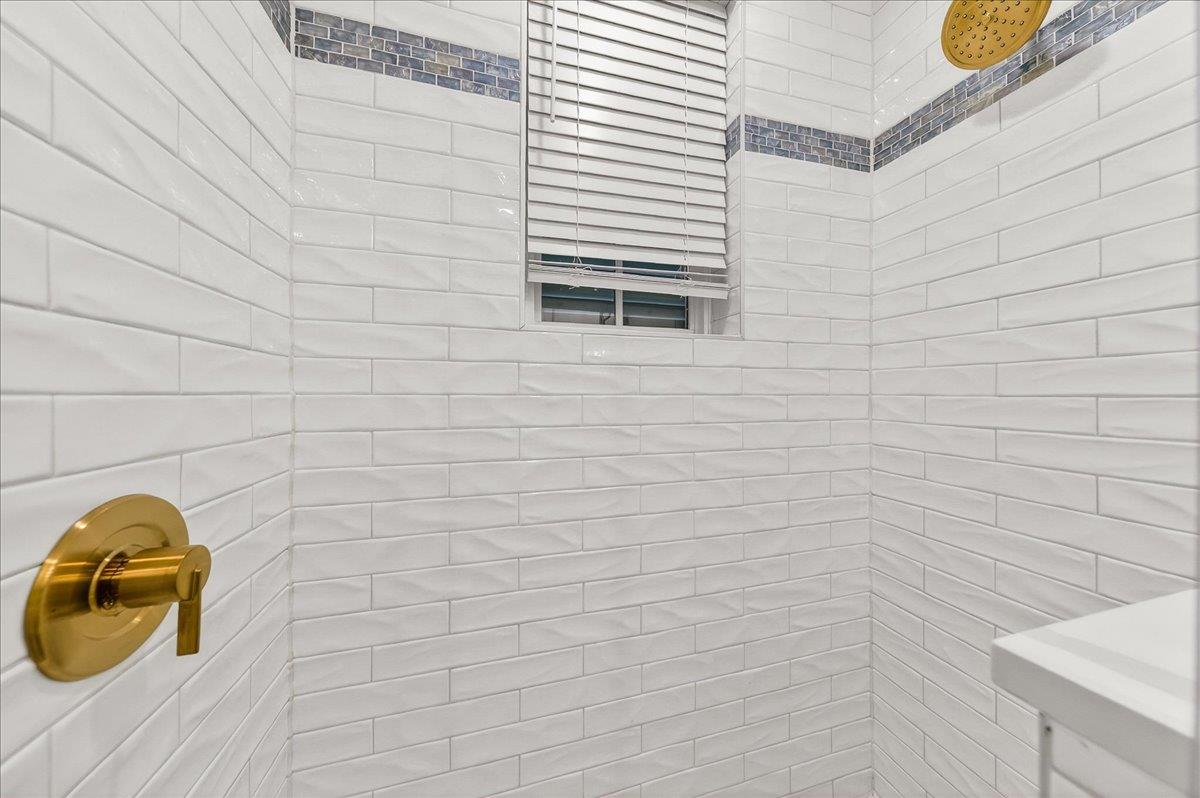 1st Floor, Second King Bathroom