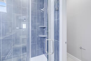 King Bathroom, 2nd Floor