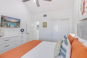Queen Bedroom, 2nd Floor