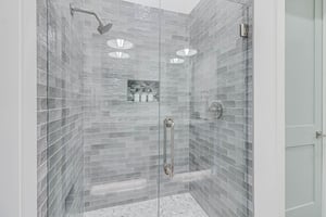 Second King Bathroom, 1st Floor