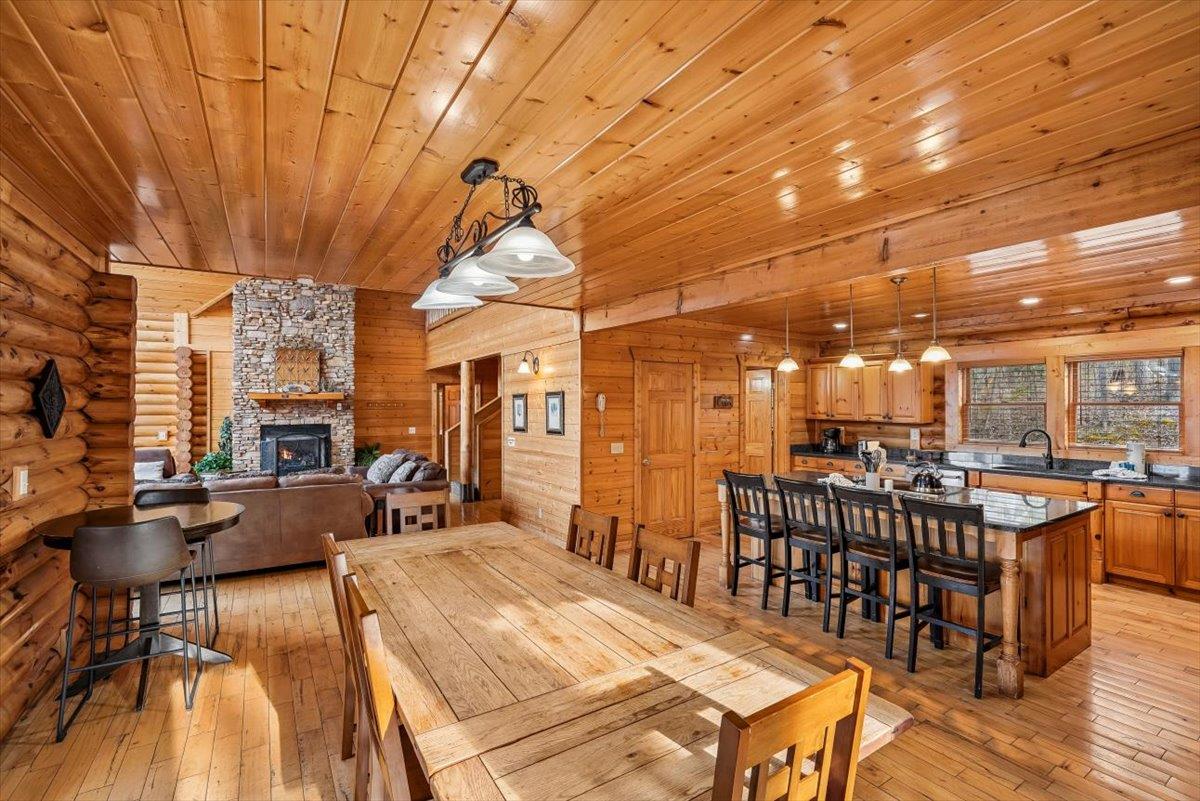 13Dining Room
