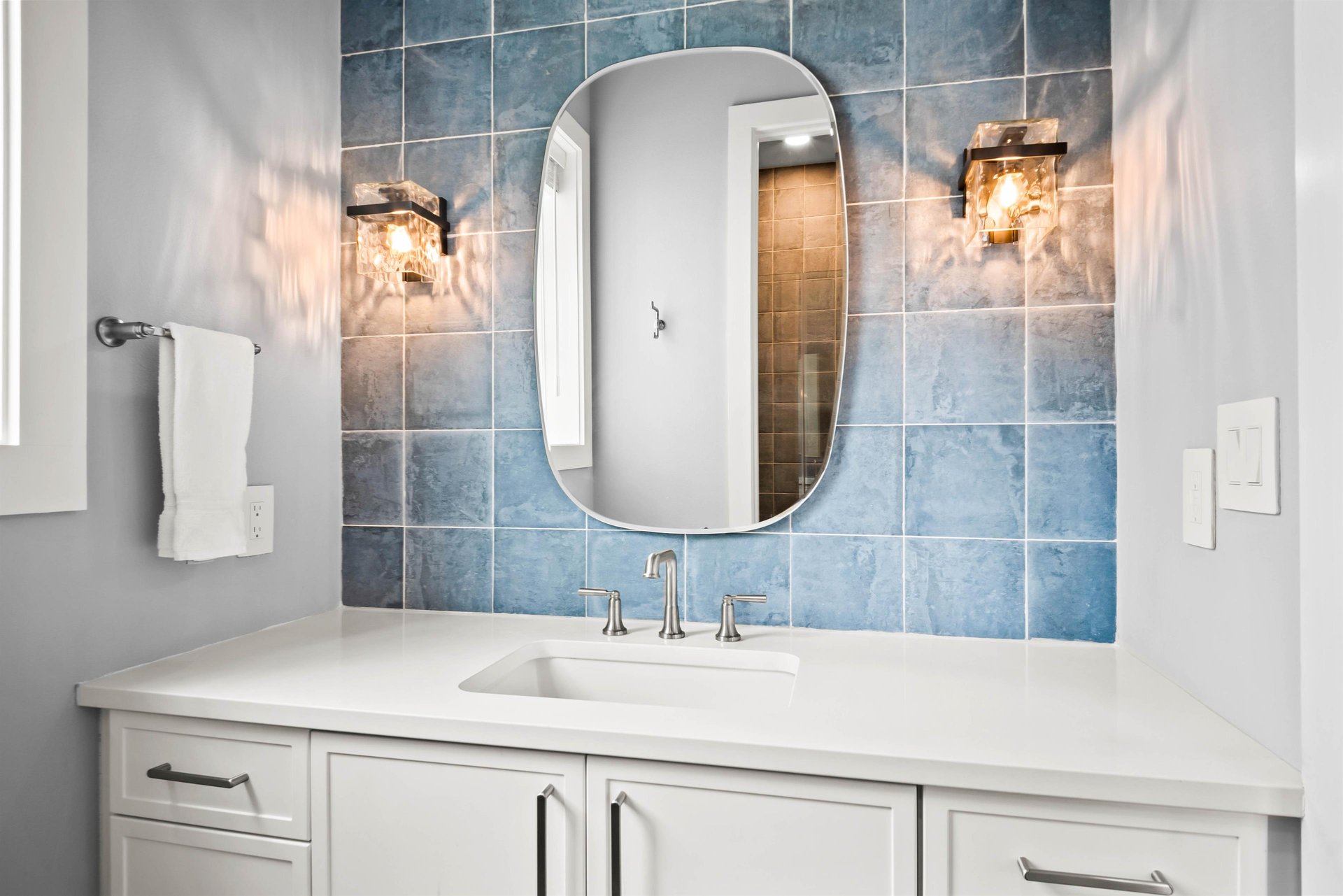 Queen Bathroom, 1st Floor