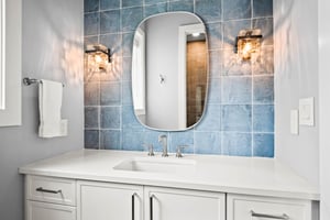 Queen Bathroom, 1st Floor