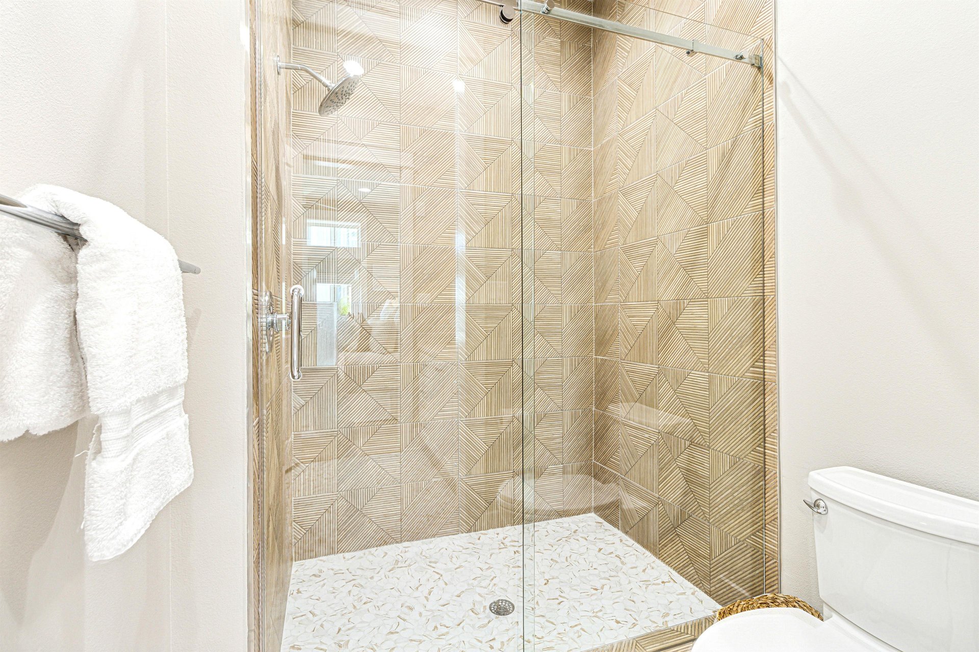 1st King Bathroom, 1st Floor