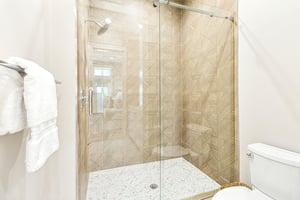 1st King Bathroom, 1st Floor