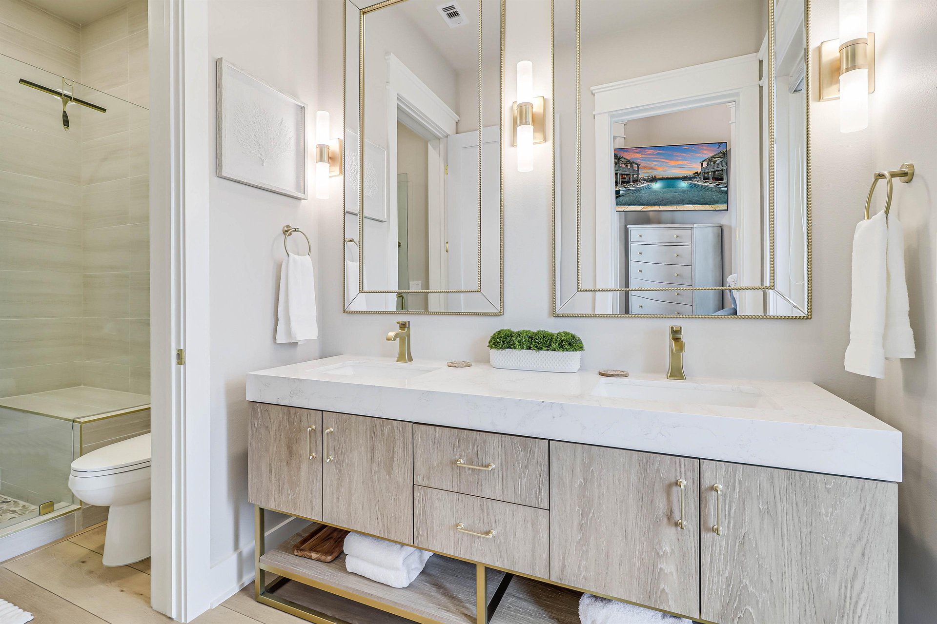 Third King Bathroom, 2nd Floor