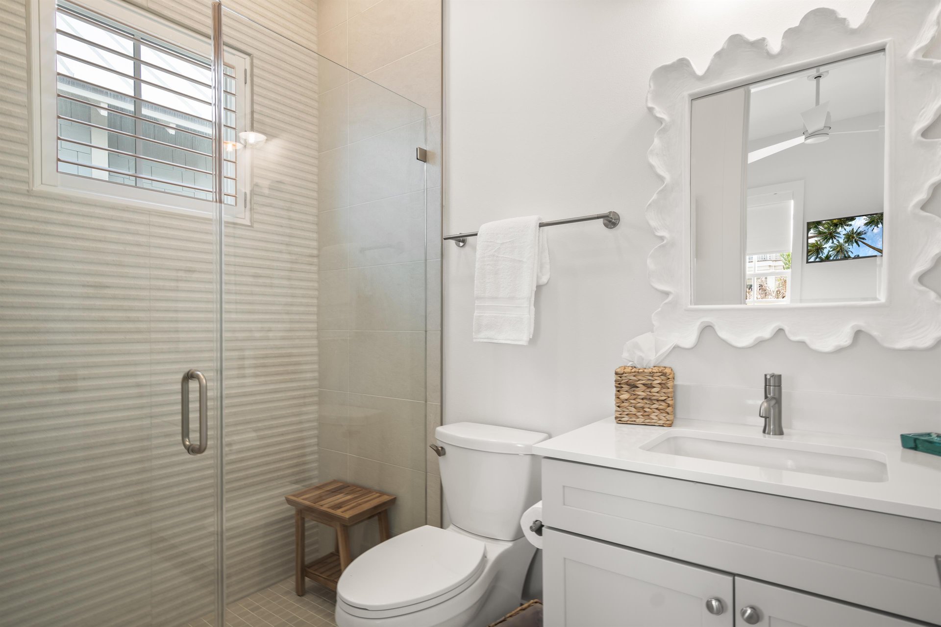 King Bathroom, 2nd Floor