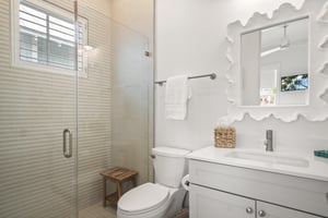 King Bathroom, 2nd Floor