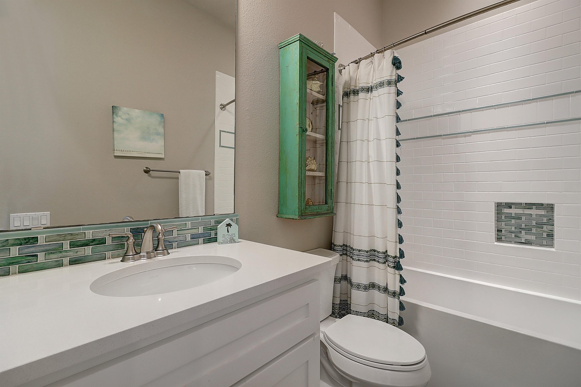 Shared Bathroom, 1st Floor