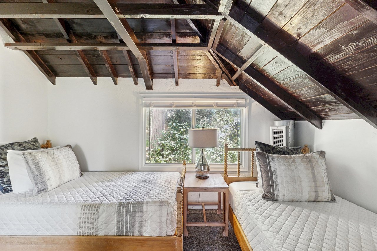 Features 2 twin size beds.
