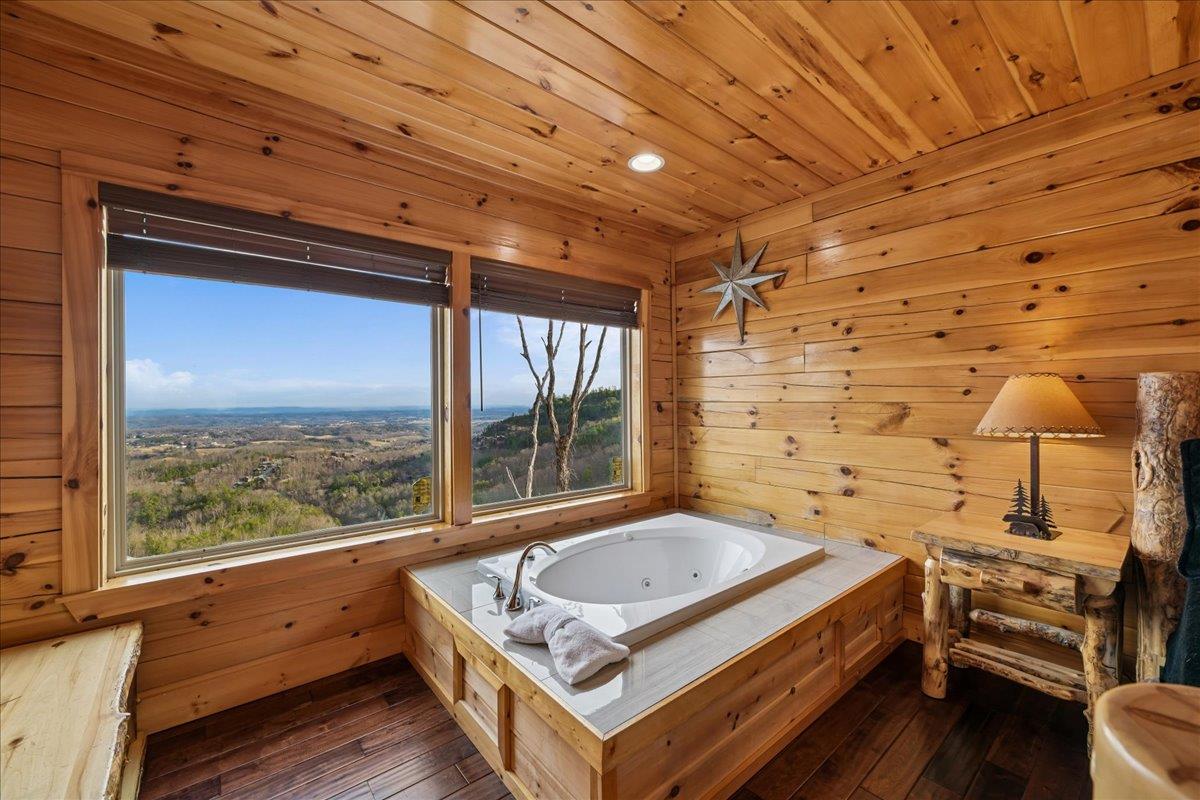 Jacuzzi Tub Master Main Level