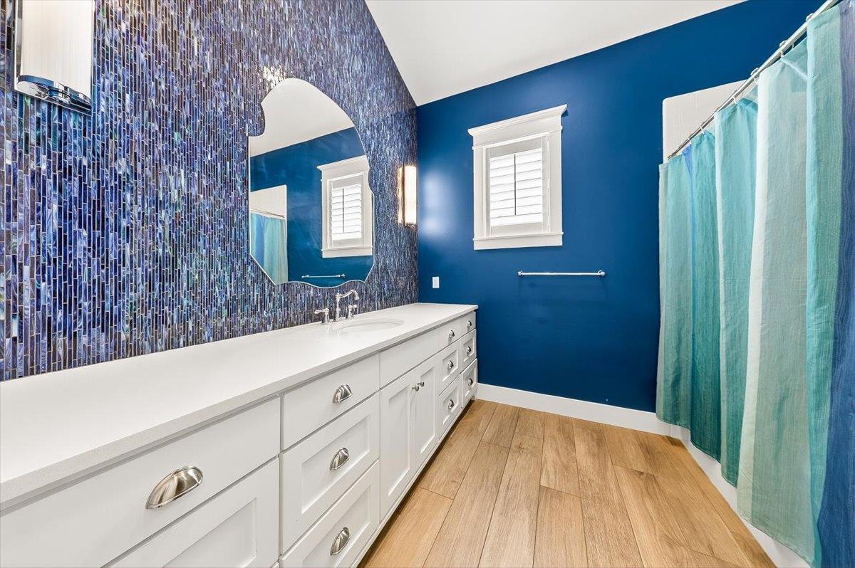 2nd Floor, Third King Bathroom