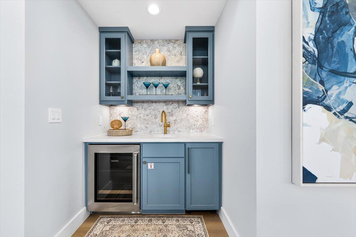 2nd Floor, Wet Bar