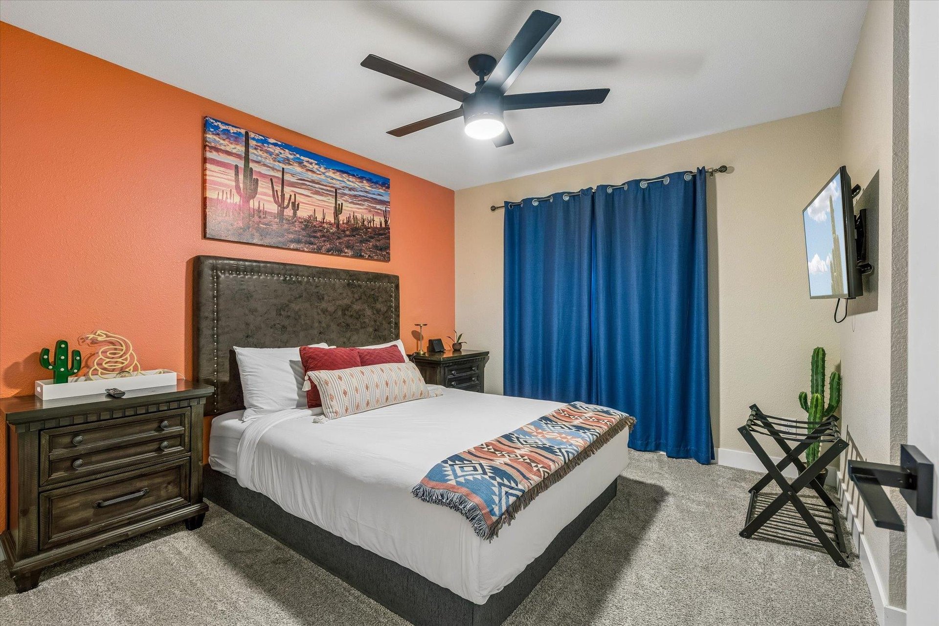 Queen size bed and flatscreen TV.