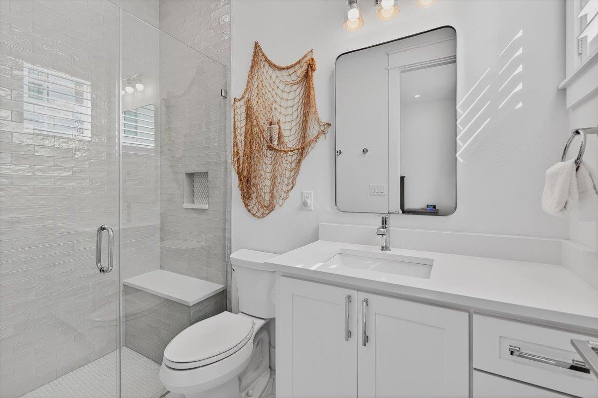 1st Queen Bathroom, Ground Floor