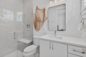 1st Queen Bathroom, Ground Floor