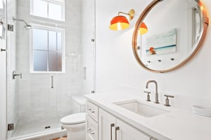 King Bathroom, 1st Floor