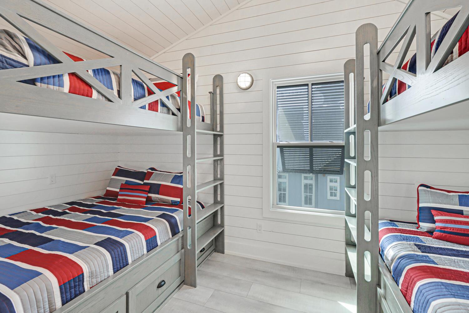 Queen Bunks, 3rd Floor