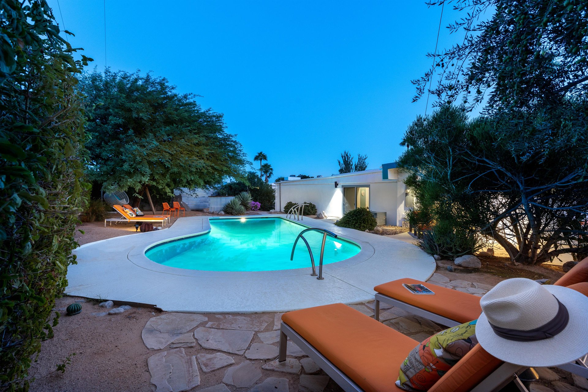 Spend your evenings poolside