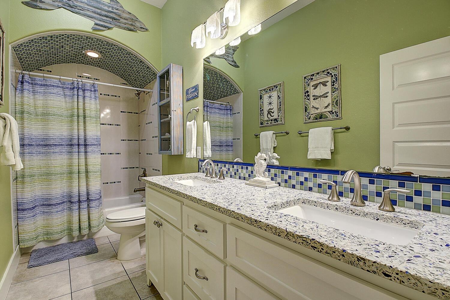 Shared Bathroom, 1st Floor