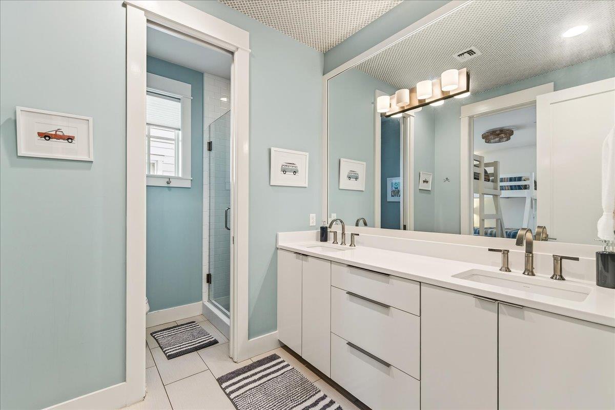 Shared Bathroom, 1st Floor
