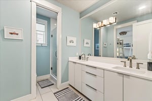 Shared Bathroom, 1st Floor