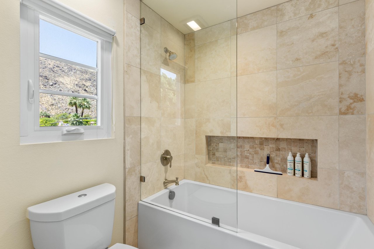 Tubshower combination.