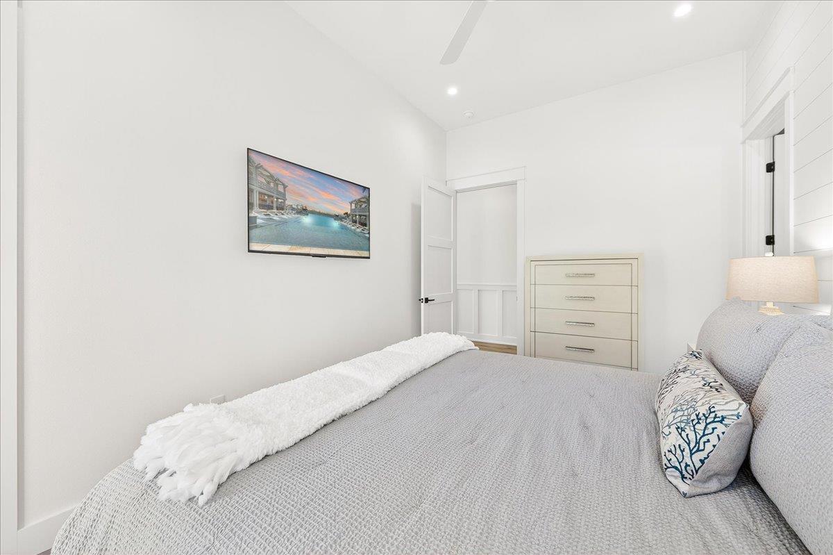 King Bedroom, 1st Floor
