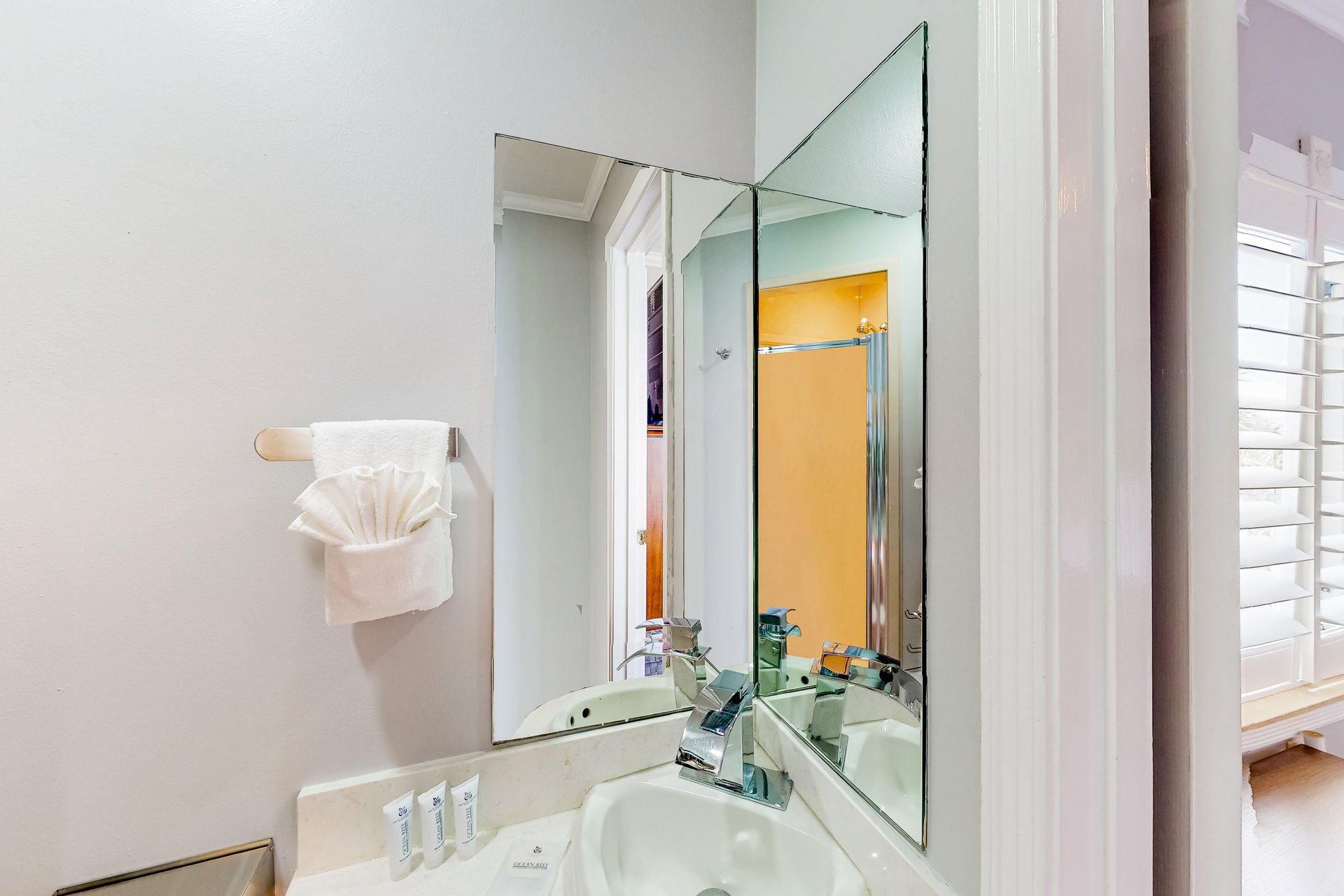 Sun King Yacht Club 2C 18