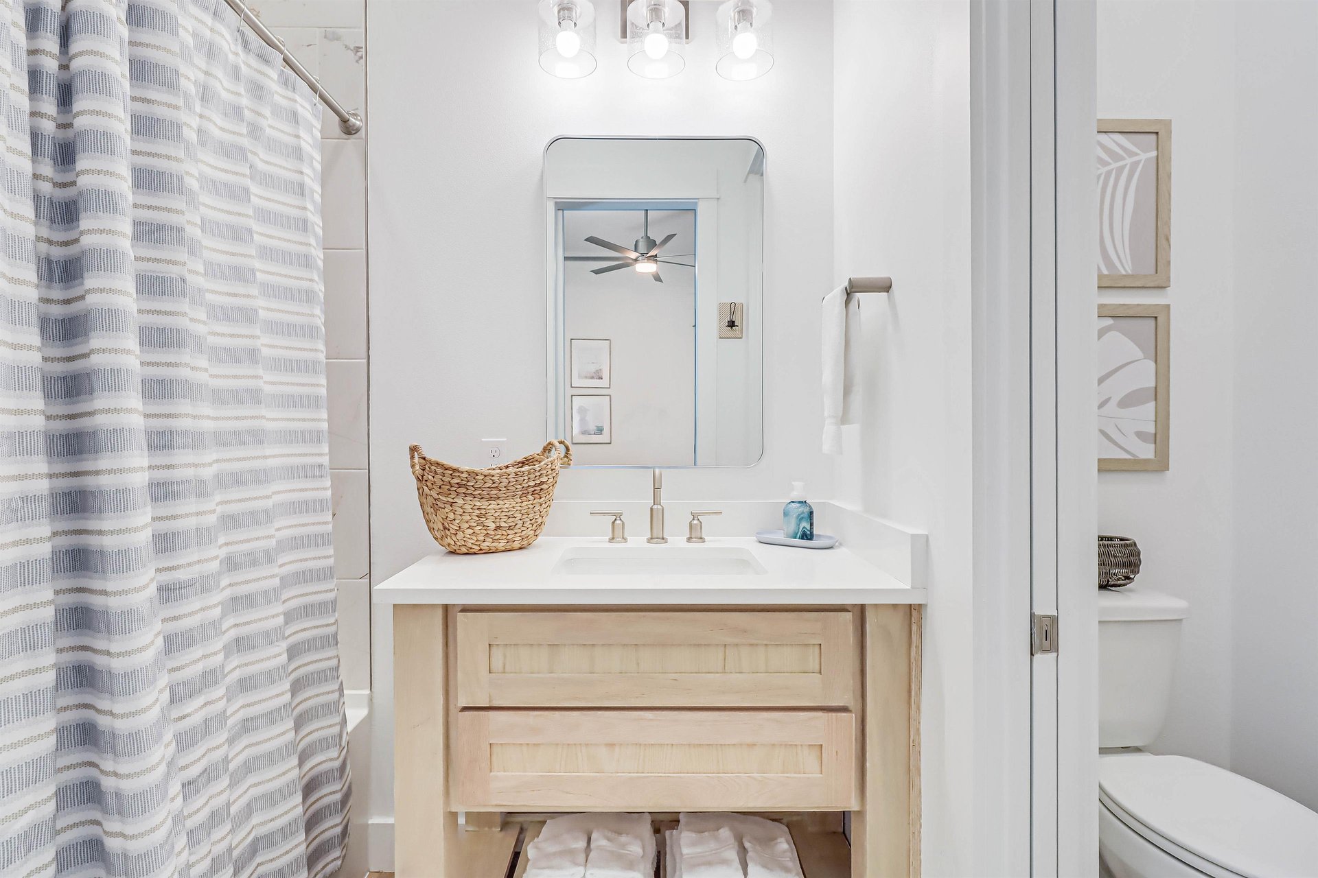 Ensuite Queen Bathroom, 2nd Floor