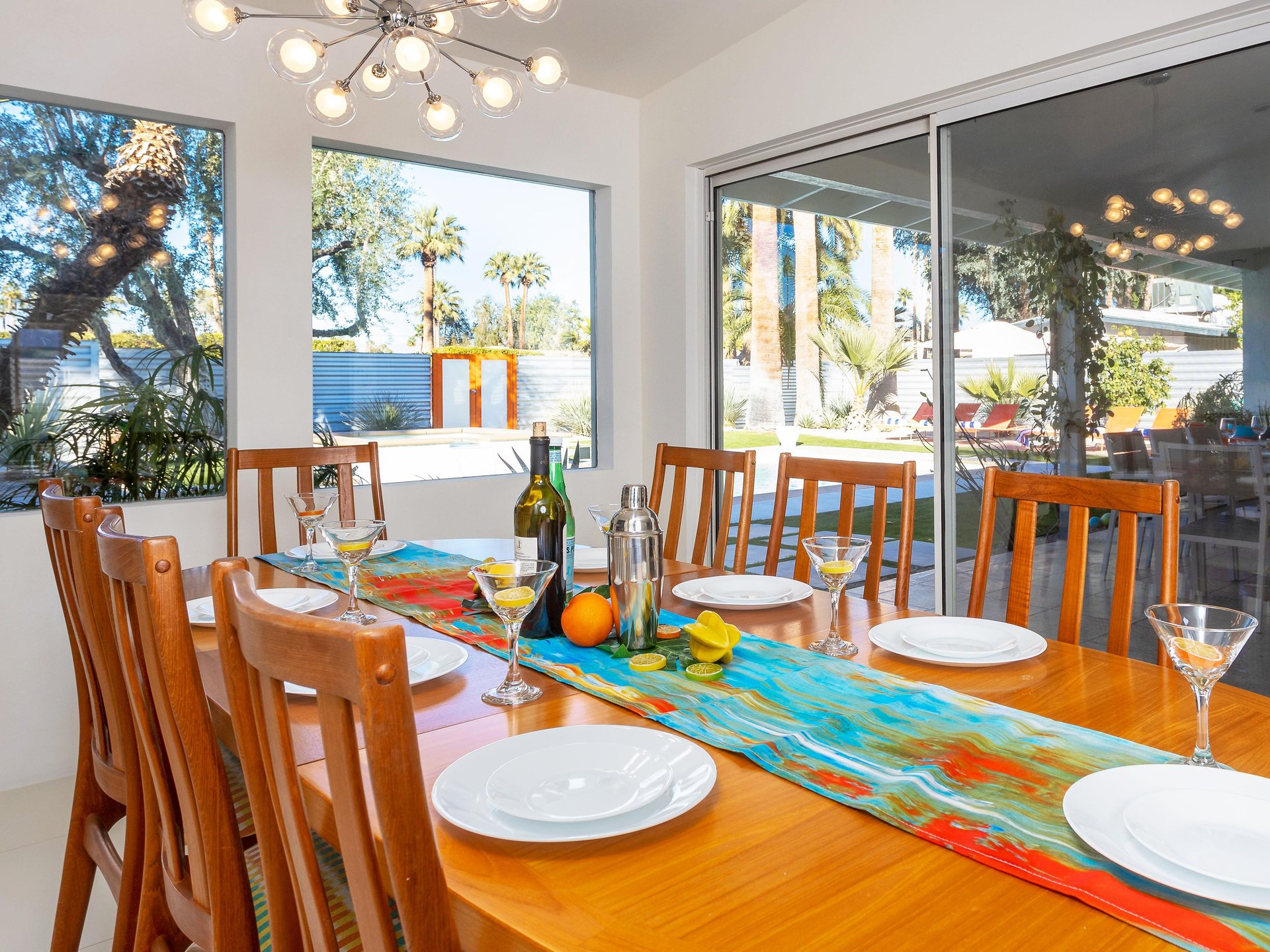 Walls of glass blur the lines between indooroutdoor living