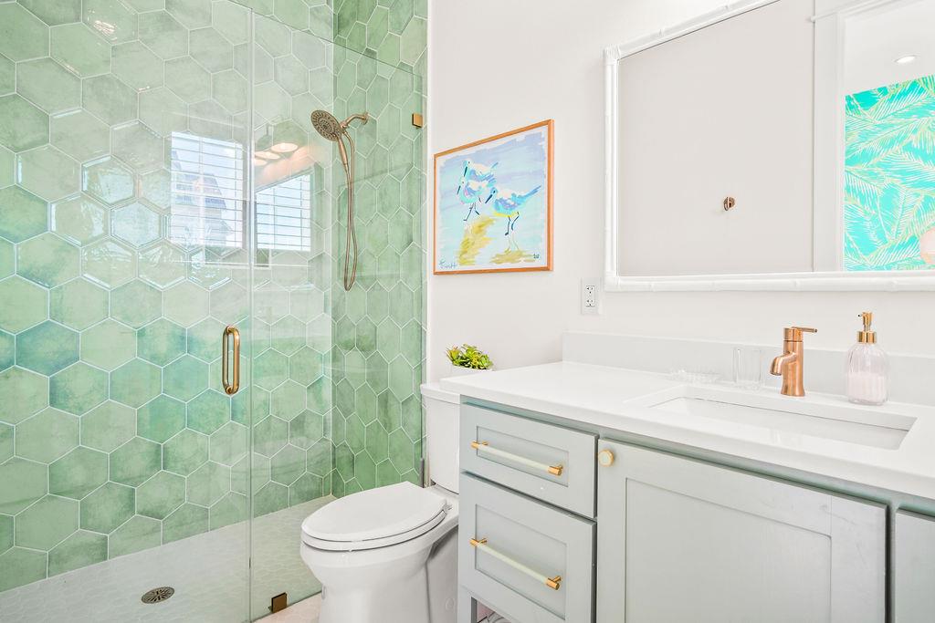 Second King Bathroom, 1st Floor