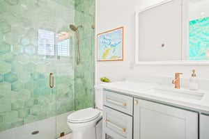 Second King Bathroom, 1st Floor