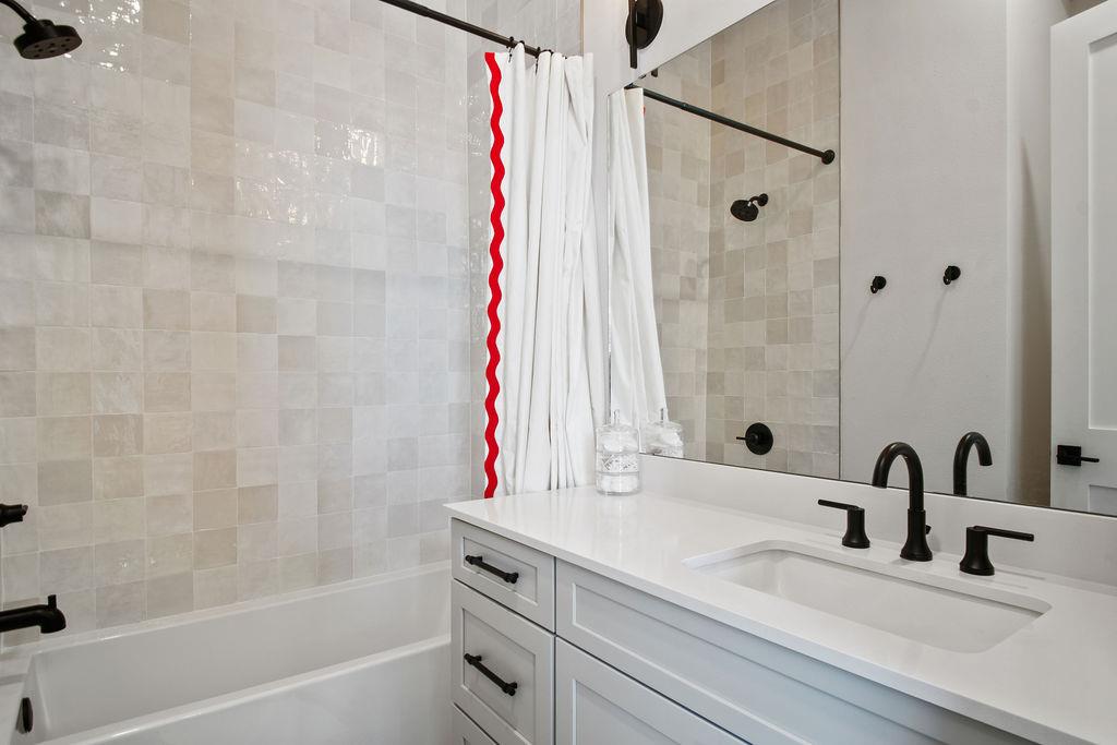 Queen Bathroom, Ground Floor