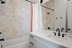 Queen Bathroom, Ground Floor