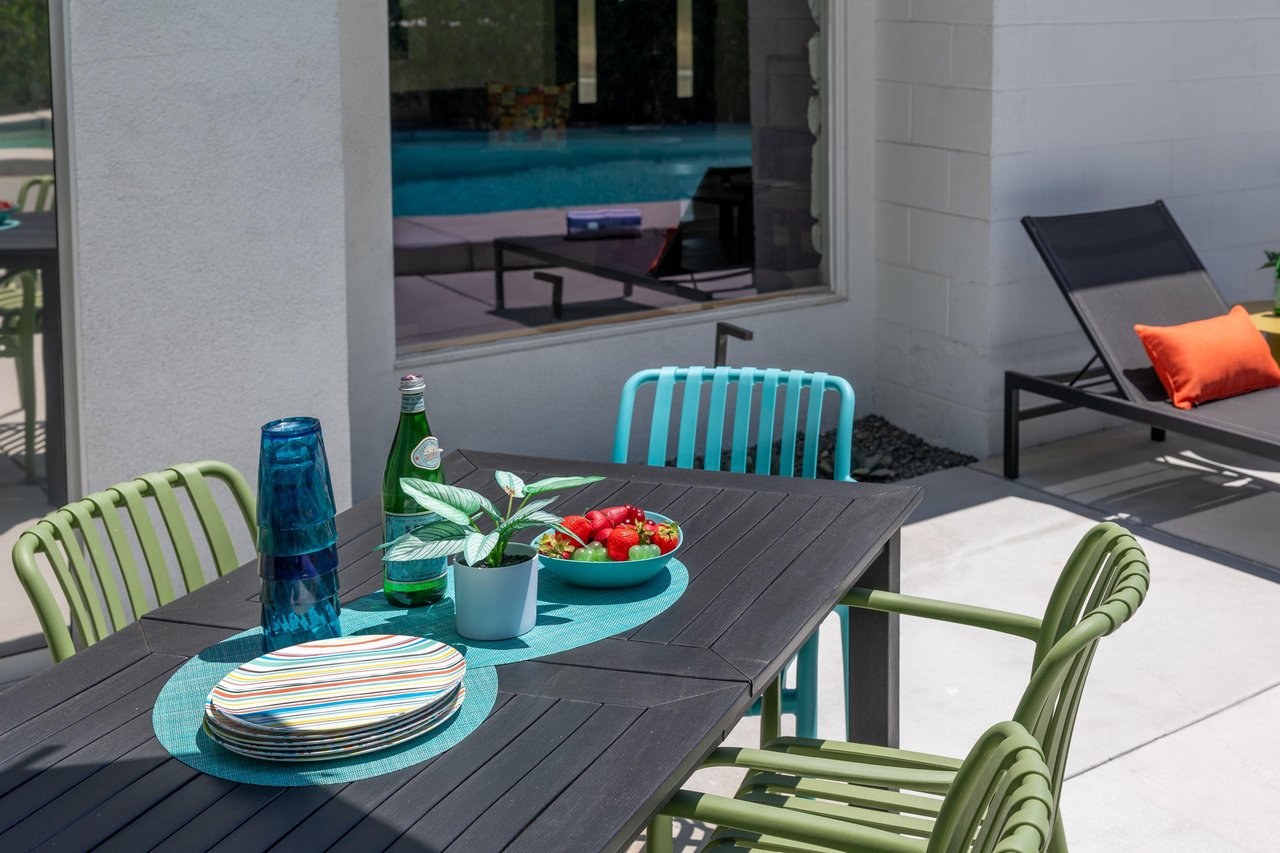 Additional outdoor seatingdining.