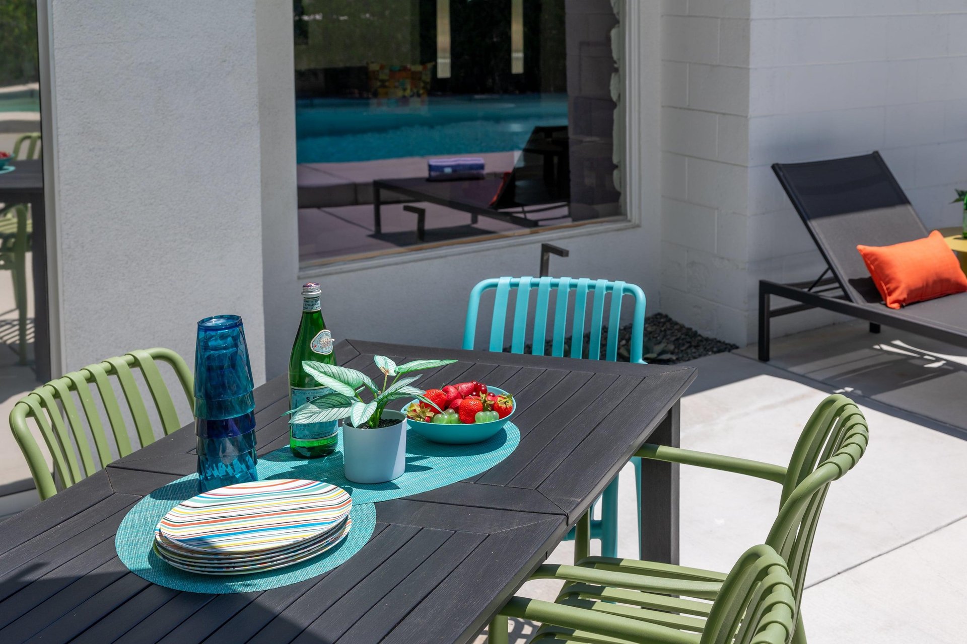 Additional outdoor seatingdining.