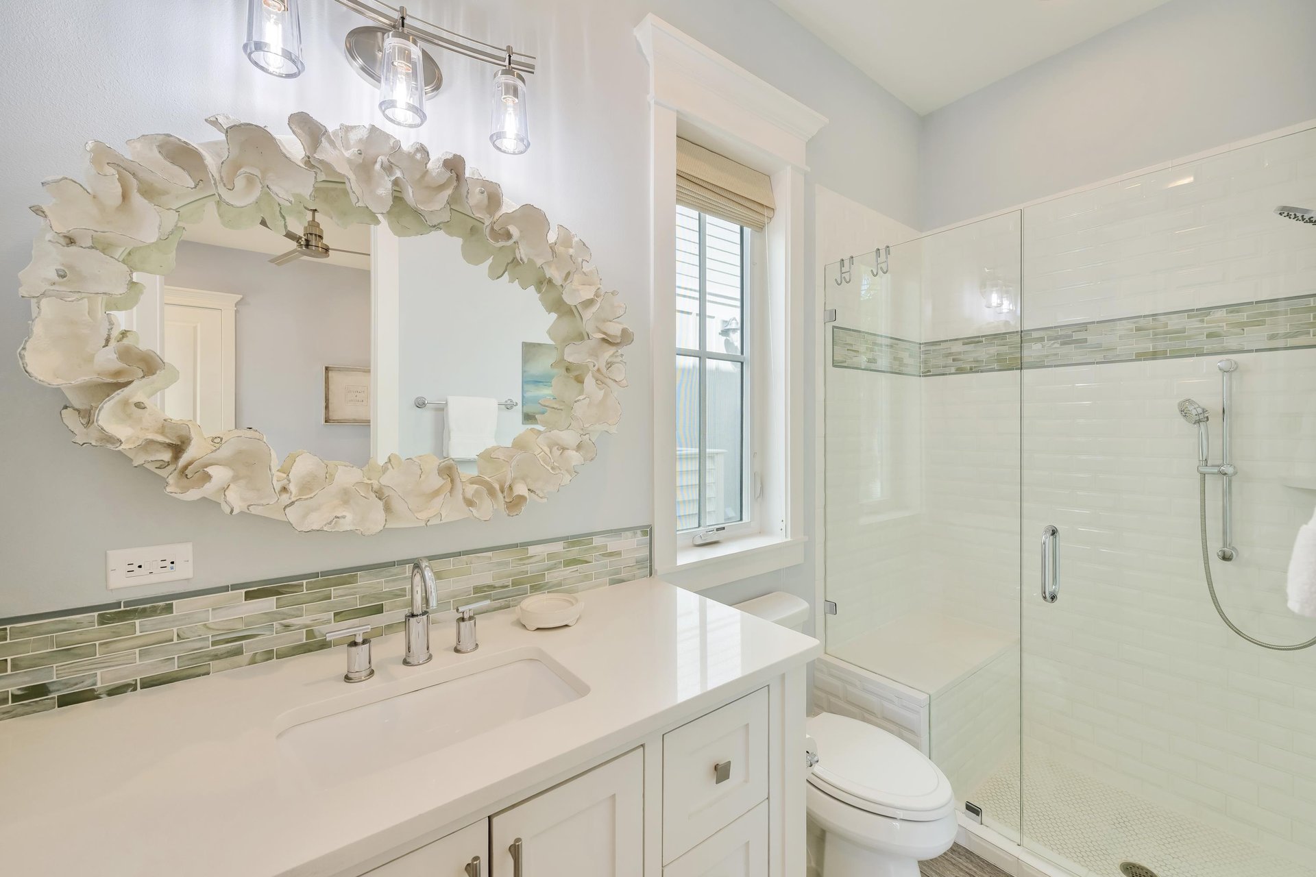 Second King Bathroom, 1st Floor