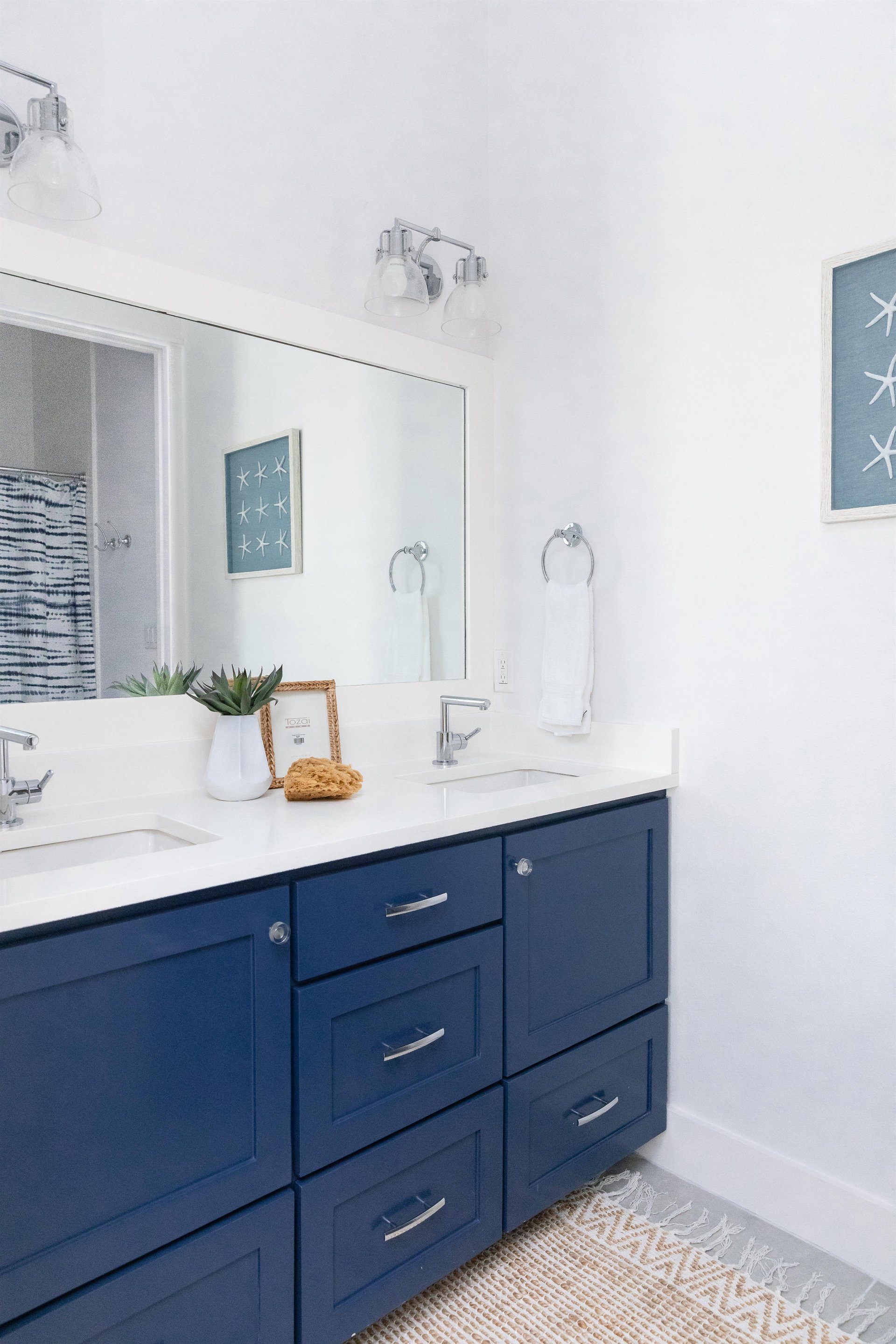 Rear King Bathroom, 1st Floor