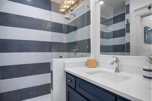 Third King Bathroom, 1st Floor