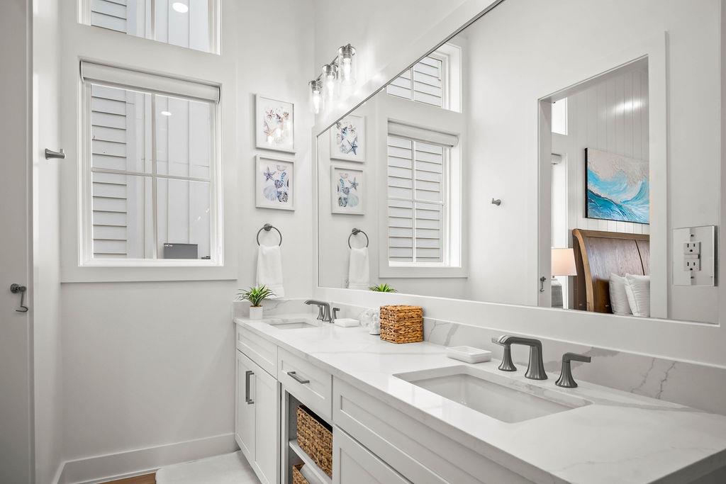 1st King Bathroom, 1st Floor