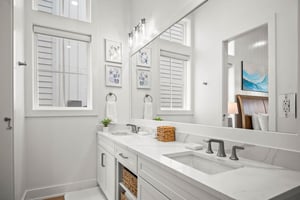 1st King Bathroom, 1st Floor